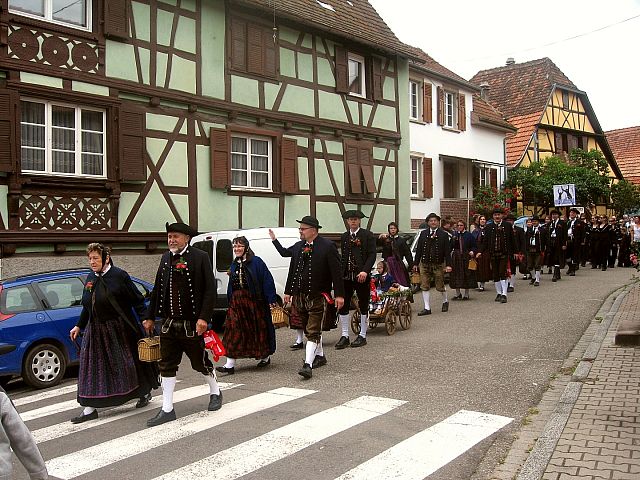 Der Umzug beim Kirschenfest in Westhoffen 