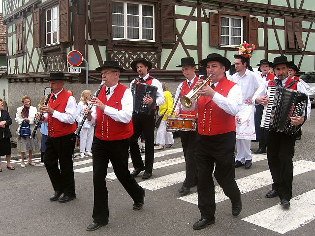 Der Umzug beim Kirschenfest in Westhoffen 