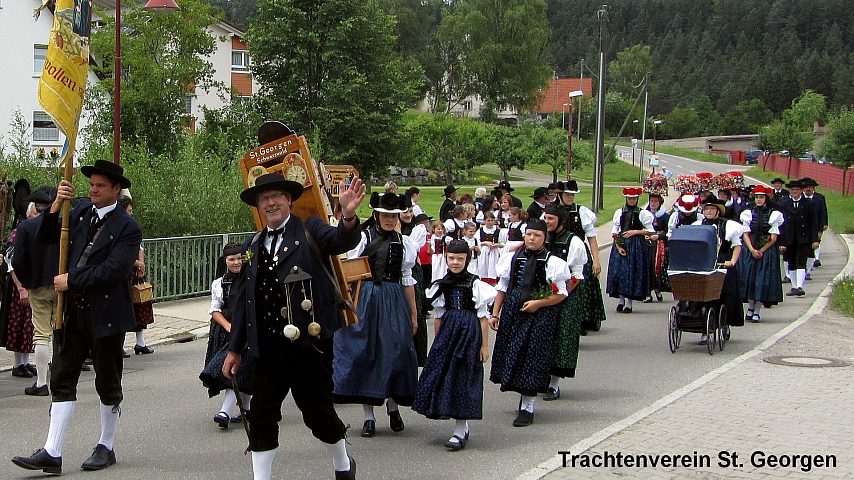 Der Festzuzg beim Gautrachtentreffen in Niedereschach 