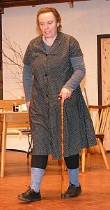 Annette Kern als Oma Maria