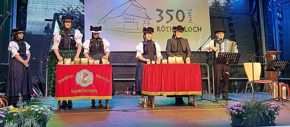 Die Glockengruppe beim Auftritt im Röthenloch