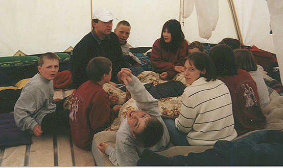 Gruppenbesprechung im Zelt