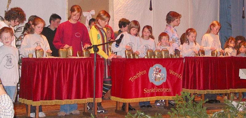Die Jugendglockengruppe bei der Weihnachtsfeier des Trachtenvereins